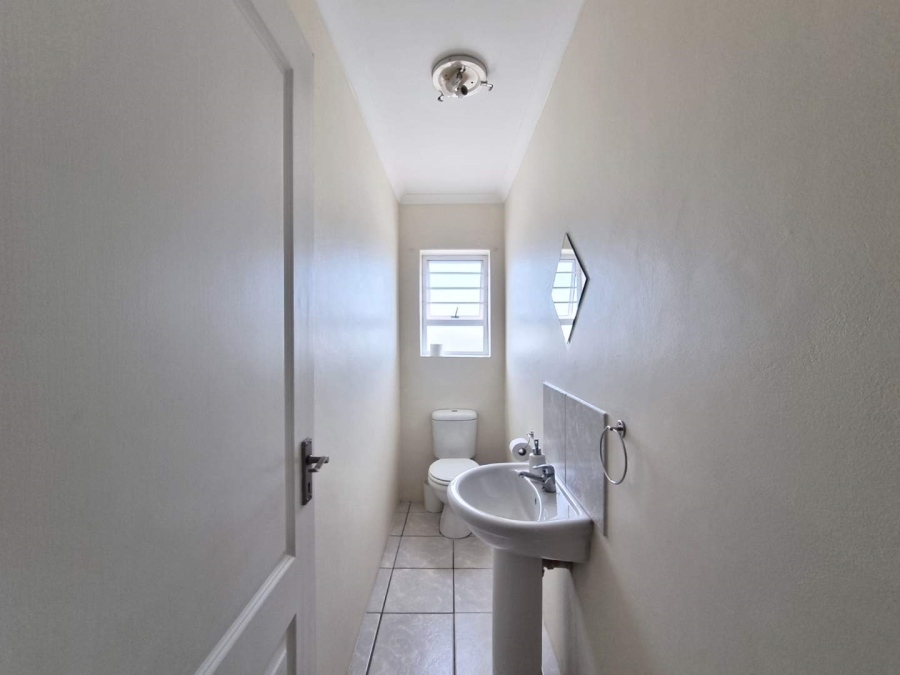 5 Bedroom Property for Sale in Chanteclair Western Cape